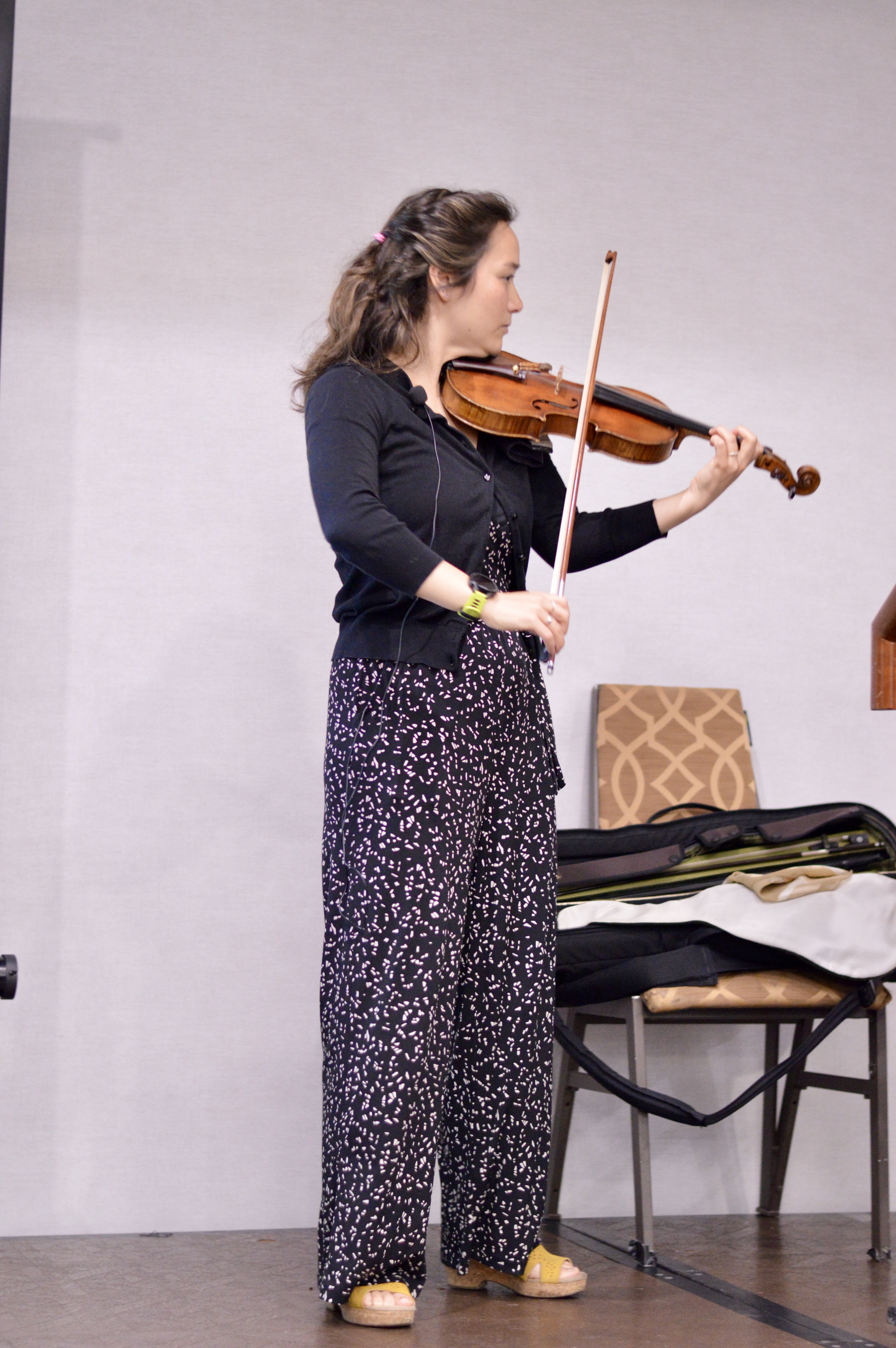 Live violin performance at PHP Tek